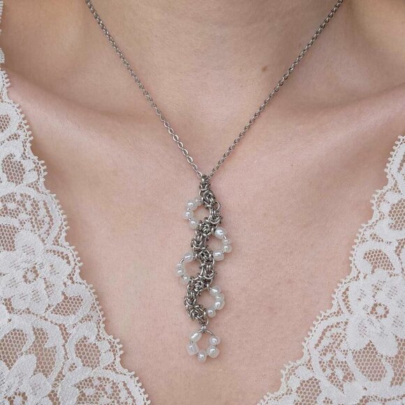 Unique white pearl and silver snake necklace with a small silver chain - Picture 2 of 8